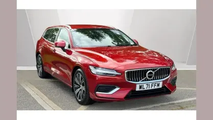 Käytetty Volvo V60 Inscription 197 HP (144 kW) 2021 Punainen Farmari