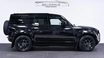 Usado Land Rover Defender SE Dynamic 300 HP (220 kW) 2023 Preto SUV