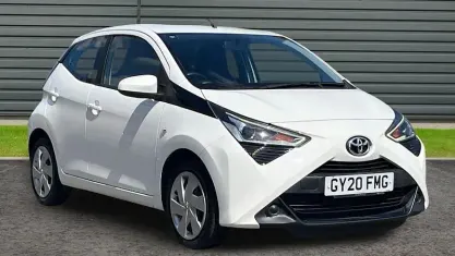 Used Toyota Aygo X-play 72 HP (52 kW) 2020 White Hatchback