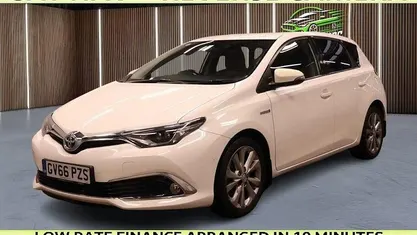 Used Toyota Auris Hybrid 136 HP (100 kW) 2017 White Hatchback