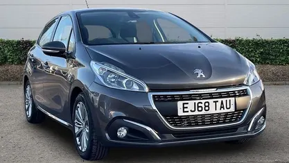 Used Peugeot 208 Signature Sky 82 HP (60 kW) 2018 Hatchback