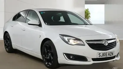 Used Vauxhall Insignia SRi 136 HP (100 kW) 2016 White Hatchback