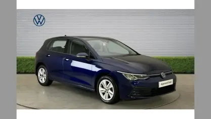 Begagnad VW Golf VIII Life 150 HK (110 kW) 2023 Blå Halvkombi