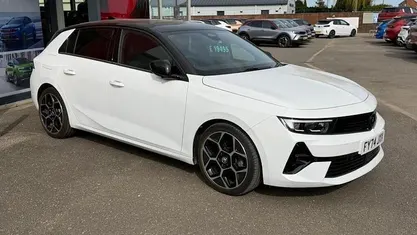 Used Vauxhall Astra Ultimate 131 HP (96 kW) 2024 White Hatchback