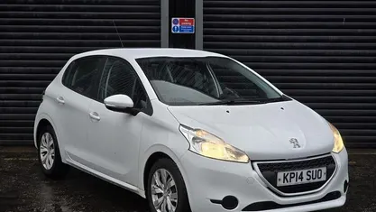 Used Peugeot 208 Access 70 HP (51 kW) 2014 White Hatchback