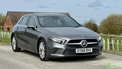 Usado Mercedes A180 Premium 116 HP (85 kW) 2018 Cinzento Citadino