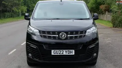 Używany Vauxhall Vivaro Sportive 120 KM (88 kW) 2022 Czarny Minivan