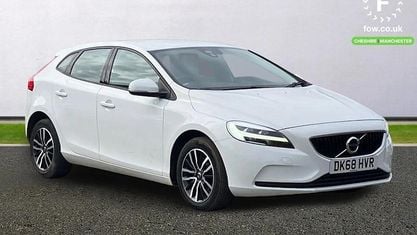 Używany Volvo V40 Momentum 122 KM (89 kW) 2018 Biały Hatchback