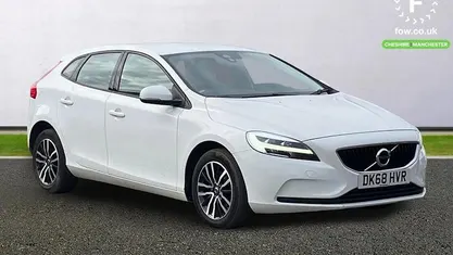 Used Volvo V40 Momentum 122 HP (89 kW) 2018 White Hatchback
