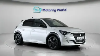 Begagnad Peugeot 208 GT 102 HK (75 kW) 2022 Vit Halvkombi