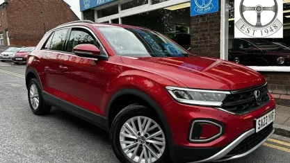 Used VW T-Roc Life 150 HP (110 kW) 2023 Red SUV