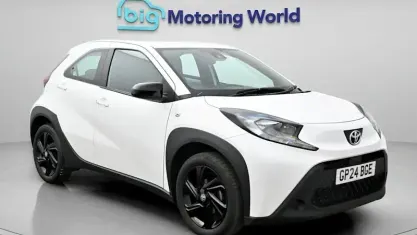 Używany Toyota Aygo X PURE 72 KM (52 kW) 2024 Biały SUV