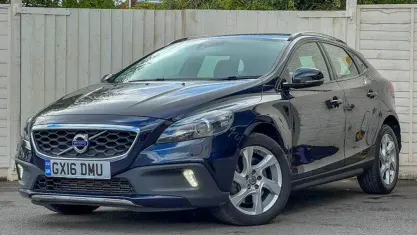 Used Volvo V40 120 HP (88 kW) 2015 Blue Hatchback