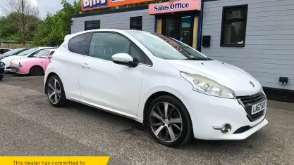 Used Peugeot 208 156 HP (114 kW) 2013 White Hatchback