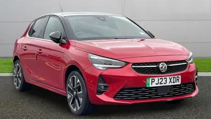 Usado Vauxhall Corsa-e Ultimate 100 kW (136 HP) 2023 Vermelho Citadino