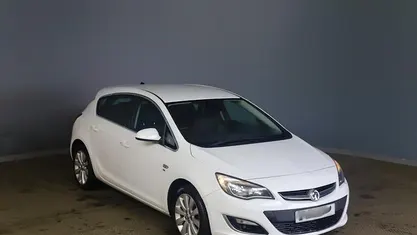 Used Vauxhall Astra Elite 116 HP (85 kW) 2015 White Hatchback