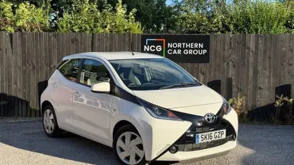 Used Toyota Aygo X-play 69 HP (50 kW) 2016 White Hatchback