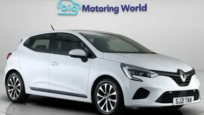 Used Renault Clio Iconic 140 HP (102 kW) 2021 White Hatchback