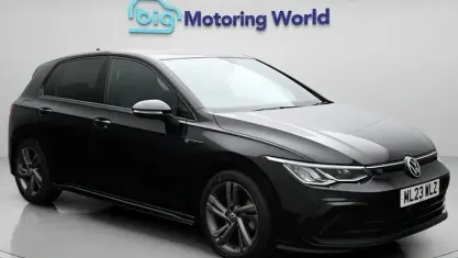 Second-hand VW Golf VIII R-line 150 CP (110 kW) 2023 Negru Hatchback
