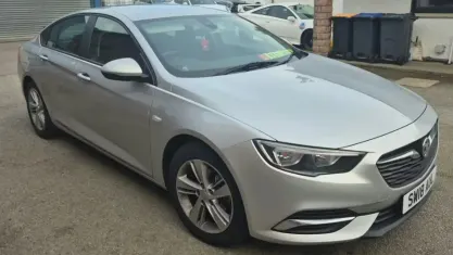 Usado Vauxhall Insignia Design Edition 140 HP (102 kW) 2018 Prateado Citadino