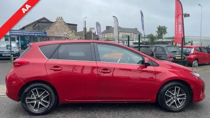 Used Toyota Auris Multidrive S 132 HP (97 kW) 2014 Red Hatchback