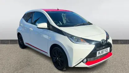Usado Toyota Aygo x-press 69 HP (50 kW) 2018 Branco Citadino