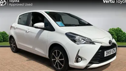 Used Toyota Yaris 111 HP (81 kW) 2019 White Hatchback