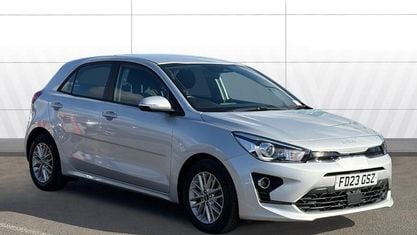 Begagnad Kia Rio 101 HK (74 kW) 2022 Silver Halvkombi