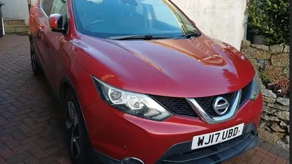 Used Nissan Qashqai N-Connecta 110 HP (80 kW) 2017 Red SUV