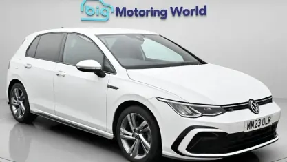 Begagnad VW Golf VIII R-line 150 HK (110 kW) 2023 Vit Halvkombi