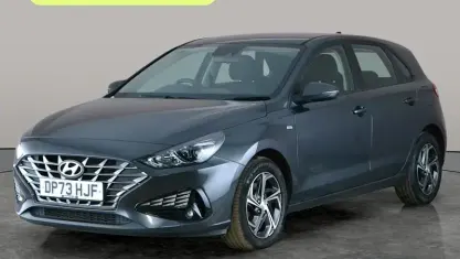 Usado Hyundai i30 SE 120 HP (88 kW) 2023 Cinzento Citadino
