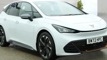 Begagnad Cupra Born e-Boost 169 kW (230 HK) 2023 Vit Halvkombi