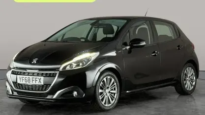 Used Peugeot 208 Signature Sky 82 HP (60 kW) 2019 Hatchback