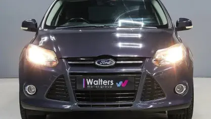 Usado Ford Focus Titanium 125 HP (91 kW) 2011 Cinzento Citadino