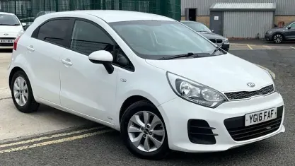 Used Kia Rio 75 HP (55 kW) 2016 White Hatchback