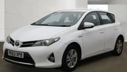 Used Toyota Auris Hybrid 136 HP (100 kW) 2013 White Hatchback