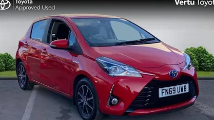 Used Toyota Yaris Hybrid 101 HP (74 kW) 2019 Red Hatchback