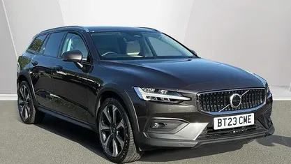 Used Volvo V60 CC Plus 250 HP (183 kW) 2023 Estate