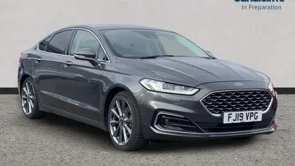 Usado Ford Mondeo Vignale 187 HP (137 kW) 2022 Cinzento Sedan