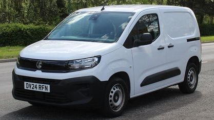 Second-hand Vauxhall Combo S 102 CP (75 kW) 2024 Alb Monovolum