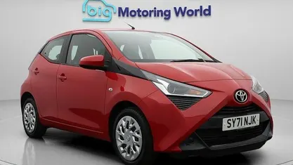 Used Toyota Aygo X-play 72 HP (52 kW) 2021 Red Hatchback