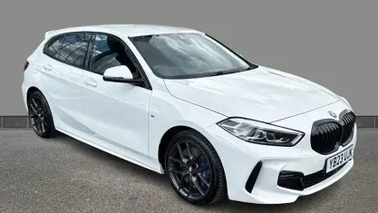 Begagnad BMW 118 M Sport 136 HK (100 kW) 2023 Vit Halvkombi