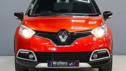 Used Renault Captur Signature 90 HP (66 kW) 2016 Red/black SUV