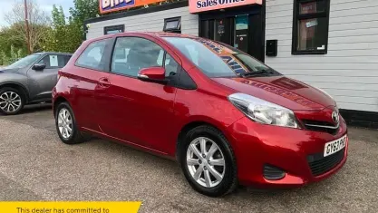 Used Toyota Yaris 101 HP (74 kW) 2013 Red Hatchback