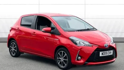 Begagnad Toyota Yaris Hybrid 101 HK (74 kW) 2019 Röd Halvkombi