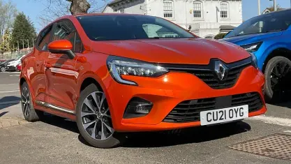 Used Renault Clio Iconic 90 HP (66 kW) 2021 Orange Hatchback