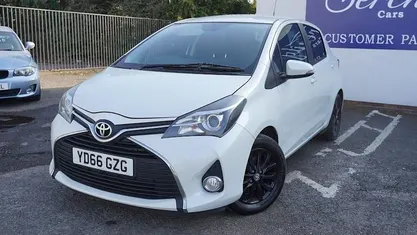 Used Toyota Yaris 99 HP (72 kW) 2016 White Hatchback