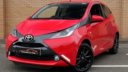Usado Toyota Aygo x-style 69 HP (50 kW) 2017 Vermelho Citadino