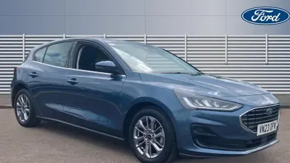 Begagnad Ford Focus Titanium 125 HK (91 kW) 2023 Blå Halvkombi