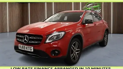 Käytetty Mercedes GLA180 Urban 122 HP (89 kW) 2020 Punainen Katumaasturi